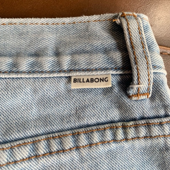 EUC Womens Billabong Size 28  Jean Shorts Women - Distressed - Picture 4 of 10